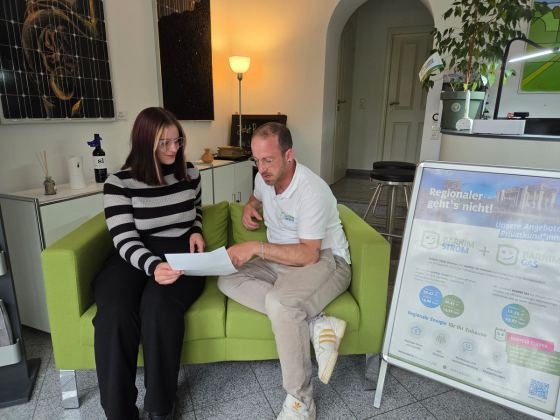 v.l.n.r. Valerie Roggow (Studentin) lässt sich von Lars Strube (Vertriebsleiter BARNIM ENERGIE) ihren Vertrag, gemütlich auf der Couch, erläutern. (Foto: Kreiswerke Barnim)