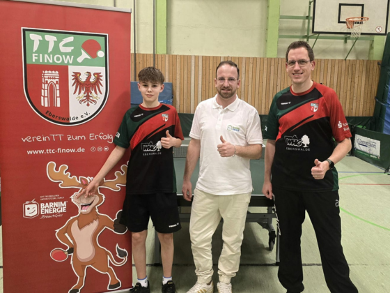 Übergabe des neuen Roll-Ups (v.l.n.r.: Hannes Kern (Mitglied TTC Finow Eberswalde e.V.), Lars Strube (Vertriebsleiter BARNIM ENERGIE bei den Kreiswerken Barnim) und Johannes Gohlke (Vizepräsident Sport und Trainer TTC Finow Eberswalde e.V.) (Foto: TTC Finow Eberswalde e.V.)