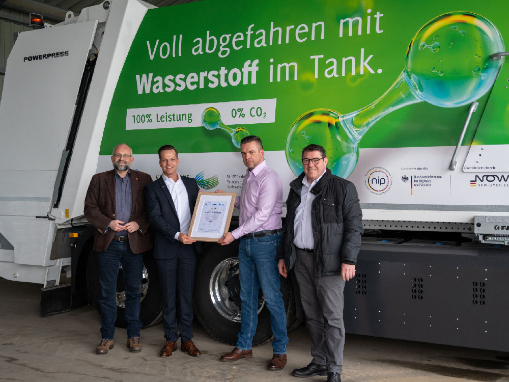 Offizielle Inbetriebnahme des ersten Wasserstoff-Abfallsammelfahrzeuges (Bild © Torsten Stapel) v.l.n.r. Landrat Daniel Kurth, Leiter Vertrieb Abfallsammelfahrzeuge Deutschland FAUN Umwelttechnik GmbH & Co. KG Julian Neuhaus, Betriebsleiter BDG Tino Pompetzki, Bürgermeister Stadt Bernau André Stahl