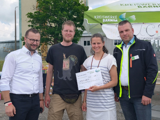 Spendenscheckübergabe beim Hoffest der BDG durch Geschäftsführer Christian Mehnert und Betriebsleiter Tino Pompetzki© Kreiswerke Barnim