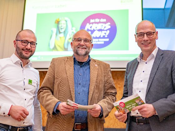 v.l.n.r.: Geschäftsführer Kreiswerke Barnim GmbH Christian Mehnert, Landrat des Landkreises Barnim Daniel Kurth und Geschäftsführer WHG Wohnungsbau- und Hausverwaltungs-GmbH Henrik Hundertmark (Foto: Torsten Stapel)