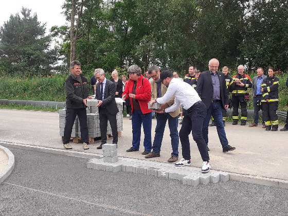 v.l.n.r.: Zuständiger Revierförster Michael Krüger, Michael Scharf von der Sparkasse Barnim, Bürgermeisterin der Stadt Oderberg Martina Hähnel, Vorsitzender des Ausschusses für Landwirtschaft, Umweltschutz und Abfallwirtschaft im Kreistag Reiner Dickmann, Geschäftsführer der Kreiswerke Barnim GmbH und der Barnimer Dienstleistungsgesellschaft mbH Christian Mehnert und Landrat Daniel Kurth © Kreiswerke Barnim