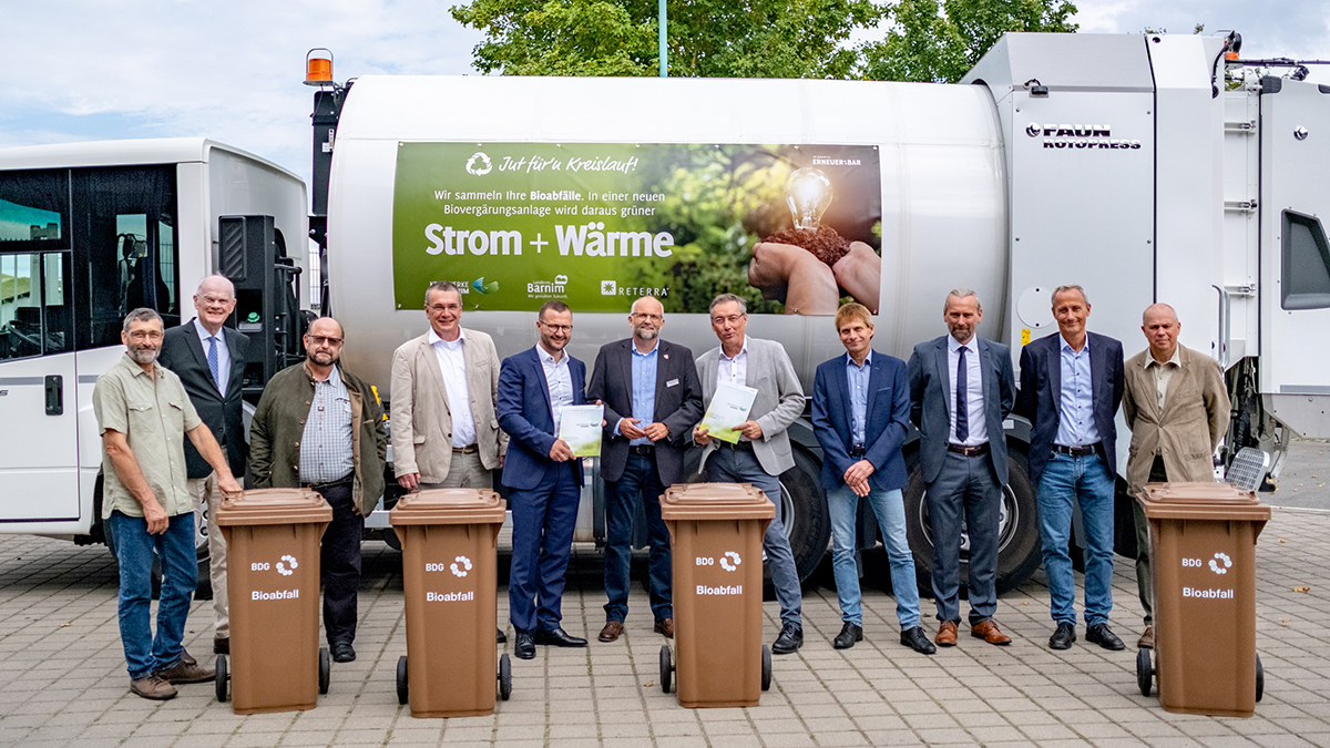 NAbschluss der feierlichen Vertragsunterzeichnung.v.l. Rainer Dickemann (Landkreis Barnim), Norbert Rethmann (REMONDIS SE), Holger Lampe (1. Beigeordneter Landkreis Barnim), Wolfram Krech (RETERRA Service GmbH), Christian Mehnert (Geschäftsführer Kreiswerke Barnim), Daniel Kurth (Landrat Landkreis Barnim), Aloys Oechtering (Geschäftsführer RETERRA Service GmbH), Hans-Joachim Peters (Ministerium für Landwirtschaft, Umwelt und Klimaschutz Land Brandenburg), Dr. Sven Heincke (Geschäftsführer REMONDIS GmbH, Region Ost), Dietrich Dehnen (Geschäftsführer GAVIA GmbH), Jörg Vach (Kreiswerke Barnim)