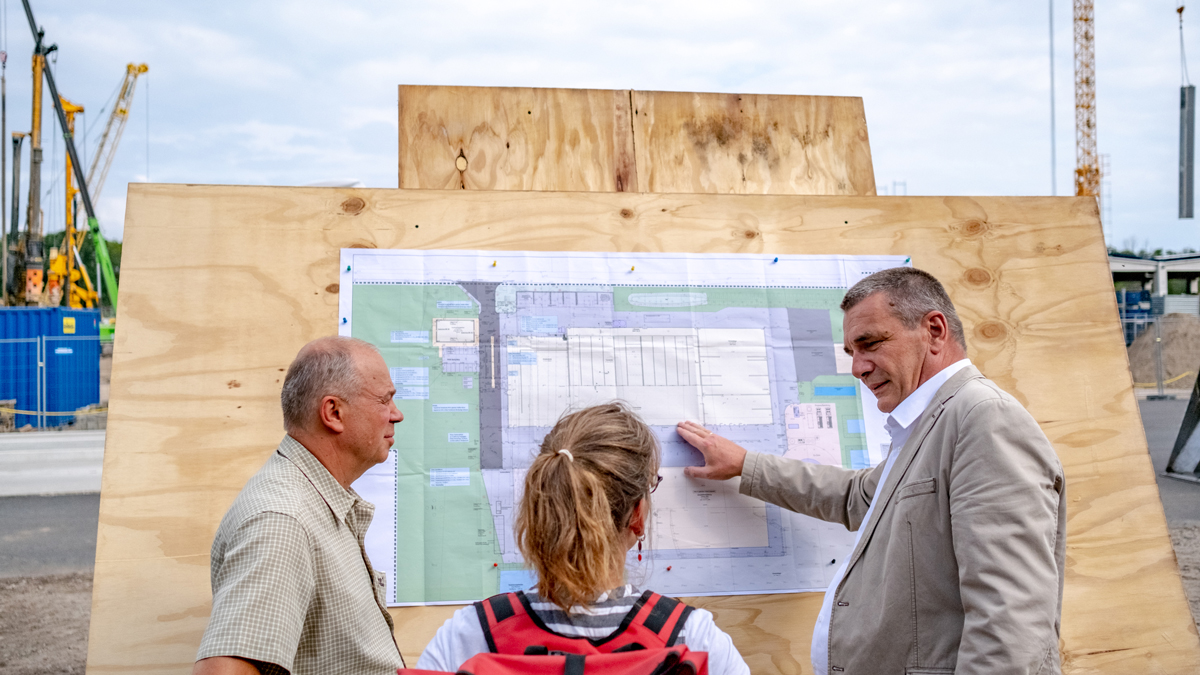 Blick auf die Pläne zur Bioabfallvergärungsanlage mit angeschlossener Kompostierungsanlage.