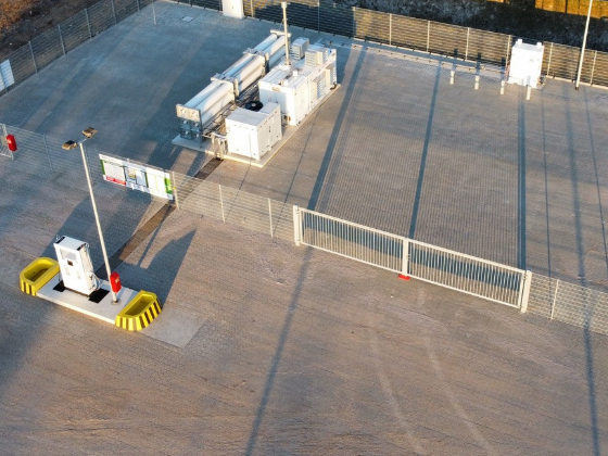 Wasserstoff-Tankstelle auf dem Gelände des Recyclinghofes Bernau von oben. (Foto: MoviaTec GmbH)