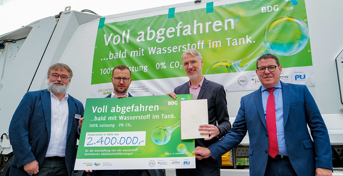 Kurt-Christoph von Knobelsdorff (2.v.r.) übergibt 2,4 Mio. EUR Fördermittel an KWB-Geschäftsführer Christian Mehnert (2.v.l.). Dr. Wilhelm Benfer (li.), Leiter des Amtes für Nachhaltige Entwicklung Landkreis Barnim und André Stahl (re.), Bürgermeister der Stadt Bernau bei Berlin begrüßen den Fortschritt in Richtung nachhaltigen Wirtschaftsverkehr in der Region. (Foto: Torsten Stapel)