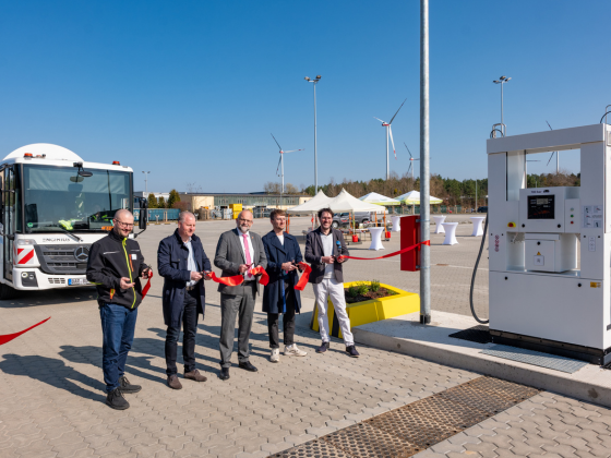 Eröffnung der Logistikfläche und Wasserstofftankstelle in Bernau Albertshof (v.l.n.r.: Christian Mehnert (Geschäftsführer, Kreiswerke Barnim GmbH), Clemens Pfütz (stellvertretender Bürgermeister der Stadt Bernau bei Berlin), Daniel Kurth (Landrat des Landkreis Barnim), Georg Wesolowski (Sales Abteilung, Maximator Hydrogen GmbH) und Frank Rößler (Geschäftsführer, MoviaTec GmbH)) (Foto: Torsten Stapel)