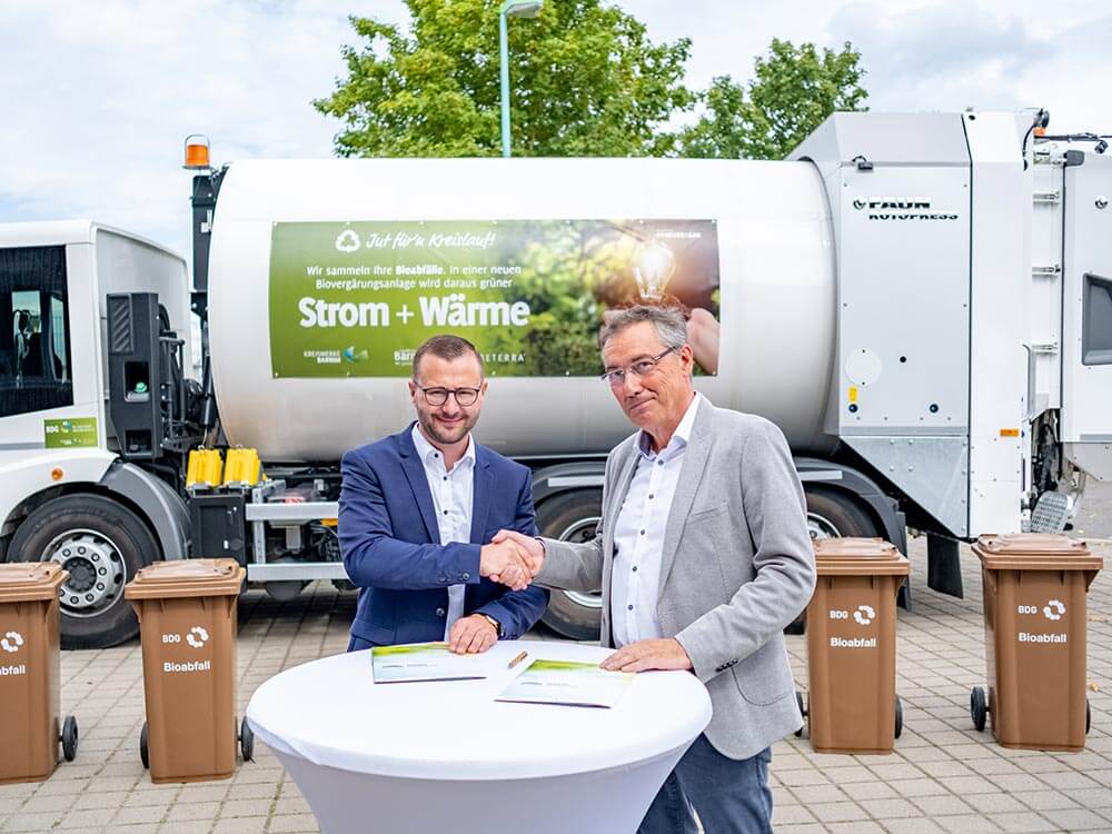 Christian Mehnert (li.), Geschäftsführer Kreiswerke Barnim und Aloys Oechtering, Geschäftsführer RETERRA Service GmbH besiegeln die Zusammenarbeit in der zukünftigen Verwertung der Barnimer Bioabfälle.