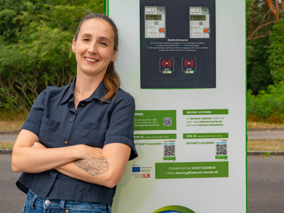 Projektleiterin Saskia Schartow vor einer der öffentlichen Ladestationen die die Kreiswerke Barnim seit 2019 errichten (Foto: Torsten Stapel)