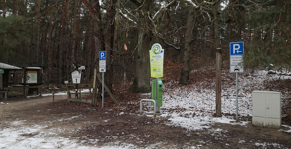 Die emobility Ladesäule auf dem Besucherparkplatz des Wildparks Schorfheide in Groß Schönebeck ist eine von fünf neuen öffentlichen Ladesäulen der Kreiswerke Barnim. (Foto: KWB)