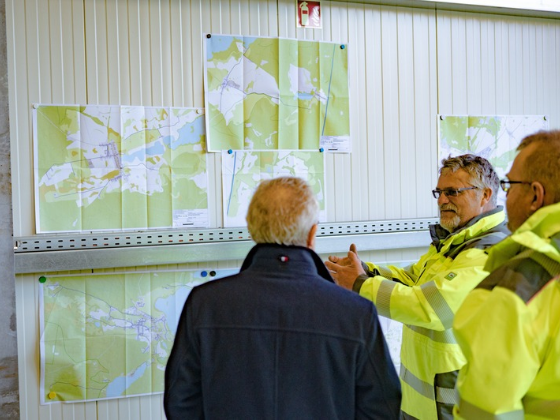 Betriebsleiter Willi Langner (KIS) informiert Interessierte über die aktuelle Strecken- und Fahrzeugplanung für den bevorstehenden Winterdienst. (Foto: Torsten Stapel)