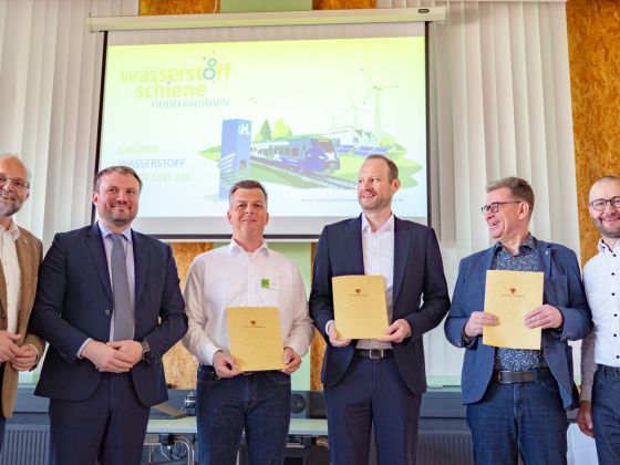 v.l.n.r. Daniel Kurth (Landrat des Landkreises Barnim), Daniel Keller (Minister für Wirtschaft, Arbeit Energie und Klimaschutz des Landes Brandenburg), Christian Heise (Projektleiter Wasserstoffinfrastruktur, Kreiswerke Barnim GmbH), David Reinhard Schenker (New Energy Solutions | technischer Projektleiter PtX, ENERTRAG SE), Sven Tombrink (Prokurist, NEB AG), Christian Mehnert (Geschäftsführer Kreiswerke Barnim GmbH) Foto © Torsten Stapel