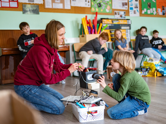 Umweltpädagogin Lisa Carlotta Weimar (übt mit Kindern spielerisch das Abfalltrennen) Foto © Torsten Stapel