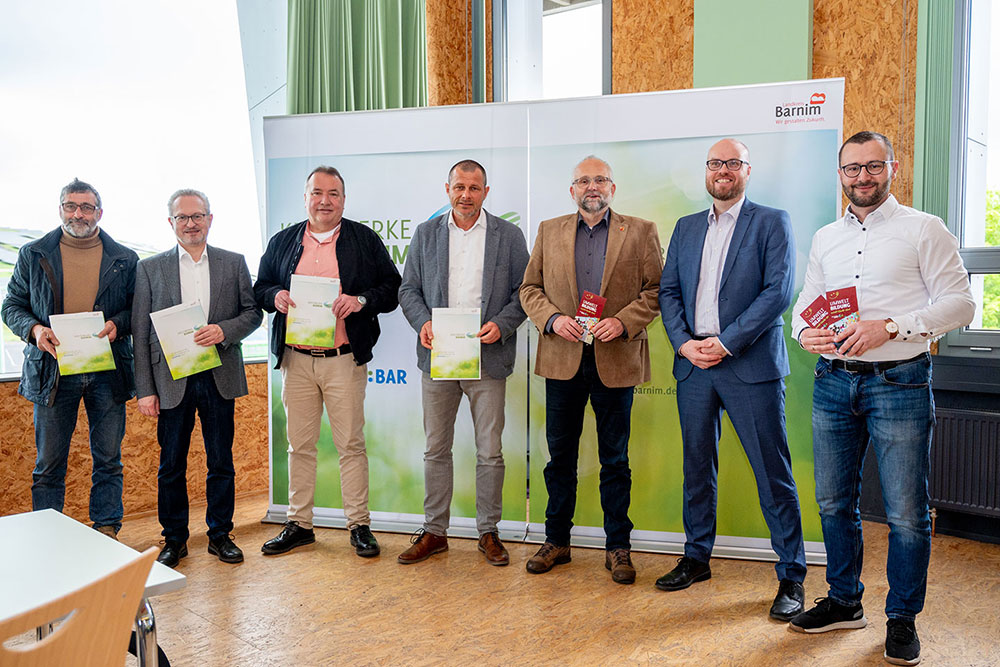 Die ersten Absichtserklärungen zur Förderung von Umweltbildung im Barnim wurden mit den Ämtern Biesenthal-Barnim und Joachimsthal, der Gemeinde Schorfheide und der Stadt Eberswalde unterzeichnet. Weitere sollen folgen. (v.l.n.r.: Rainer Dickmann, Kreistagsabgeordneter und Vorsitzender des Umweltausschusses; Hans-Joachim Blomenkamp, Amtsdirektor Amt Joachimsthal; Wilhelm Westerkamp, Bürgermeister Gemeinde Schorfheide; André Nedlin, Amtsdirektor Amt Biesenthal-Barnim; Daniel Kurth, Landrat Landkreis Barnim; Bernd Schlüter, Sozialdezernent Stadt Eberswalde; Christian Mehnert, Geschäftsführer Kreiswerke Barnim GmbH) © Torsten Stapel