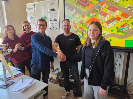 Grundschule Finow und Kreiswerke Barnim schließen eine Wirtschaftskooperation (v.l.n.r.: Fiona Osthaus und Lisa Carlotta Weimar (Umweltpädagoginnen bei den Kreiswerken Barnim), Karsten Boldt (Schulleiter Grundschule Finow), Lars Strube (Vertriebsleiter BARNIM ENERGIE bei den Kreiswerken Barnim) und Marie-Luise Bock (stellvertretend als Schülerin der 6 a)) (Foto: Kreiswerke Barnim)