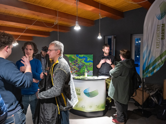 Interessierte Bürger*innen tauschen sich mit den Mitarbeitenden über den geplanten Windpark Ruhlsdorf aus (Foto: Torsten Stapel)