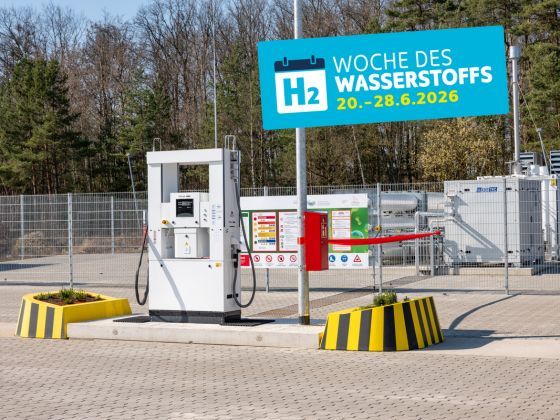 Wasserstoff-Tankstelle mit H2-Logo und Hinweis auf die Woche des Wasserstoffs vom 20. bis 28. Juni 2026.