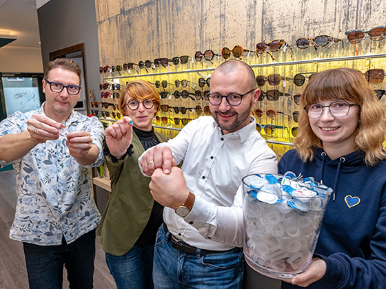 Hoffmann & Brillen im Sehzentrum Eberswalde (v.l.n.r.: René Hoffmann (Geschäftsführer Hoffmann & Brillen GmbH), Nancy Förste (Augenoptikmeisterin Hoffmann & Brillen GmbH), Christian Mehnert (Geschäftsführer Kreiswerke Barnim GmbH) und Sarah Hoffmann (Nachhaltigkeitsbeauftragte Hoffmann & Brillen GmbH) Foto: Torsten Stapel