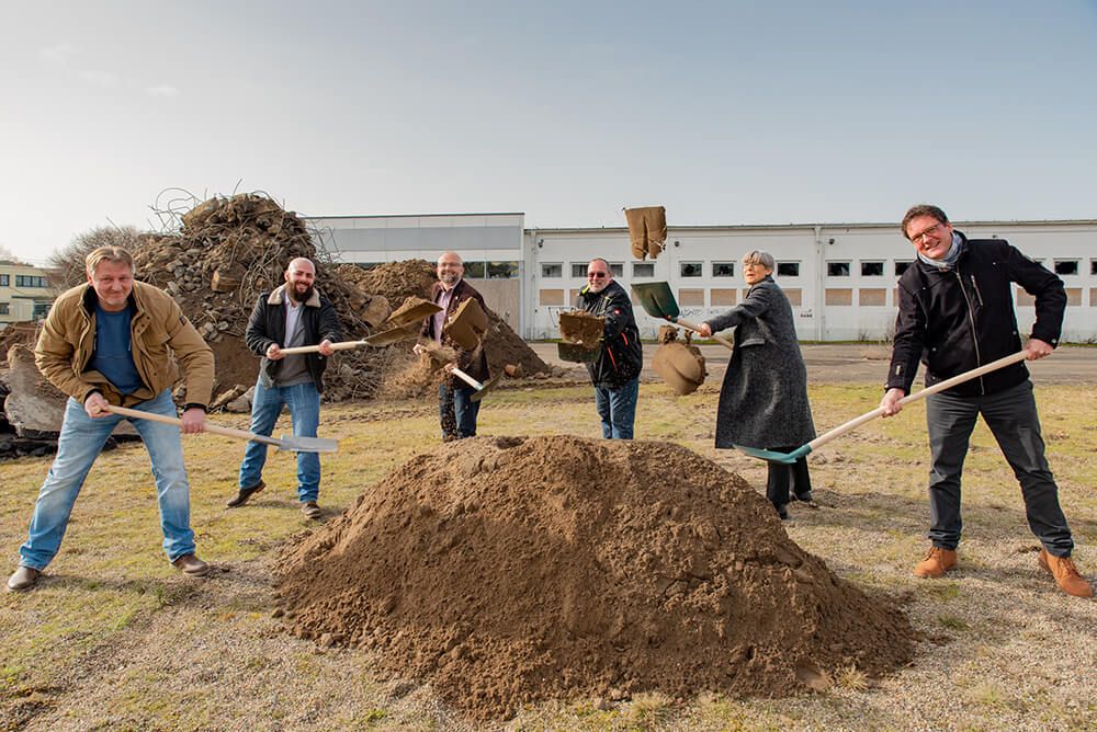 Bild: Wir bauen für den Barnim. Unter diesem Motto griffen die Beteiligten zur Schippe und starteten offiziell den Bau des neuen Barnimer Kreisarchivs. v.l. Julian Thielemann (IB Ziesche), Andreas Döhring (IB Hübner), Daniel Kurth (Landrat Landkreis Barnim), Andreas Rosenfeld (Projektleiter Barnimer Energiebeteiligungsgesellschaft mbH), Christian Mehnert (Geschäftsführer Kreiswerke Barnim GmbH), Brigitta Heine (Leiterin Kreisarchiv Barnim), Jens Klare (Projektleitung Formazin & Partner GbR) Foto: Torsten Stapel