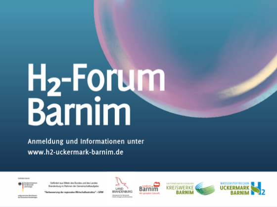 Grafik zum H₂-Forum Barnim mit weißer Schrift auf dunkelblauem Hintergrund und einer abstrakten, farbigen Kreisform. Darunter steht: „Anmeldung und Informationen unter www.h2-uckermark-barnim.de“. Am unteren Rand sind die Logos der beteiligten Institutionen und Partner abgebildet.