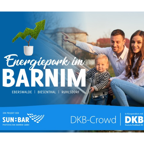 Landrat Daniel Kurth (li.) und Christian Mehnert, Geschäftsführer der Kreiswerke Barnim, beseitigen den Schnee von der PV-Anlage auf der Deponie Eberswalde. Foto: Torsten Stapel