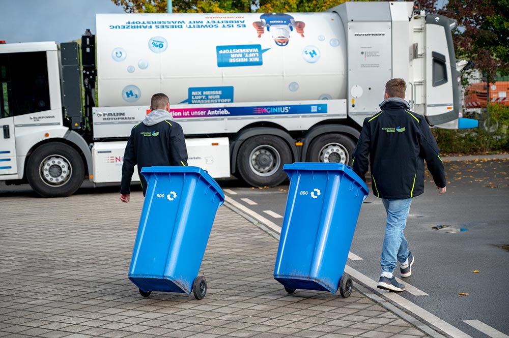 Blaue Tonnen Ziehen Auf Dem Tag Der Offenen Tur  © Torsten Stapel