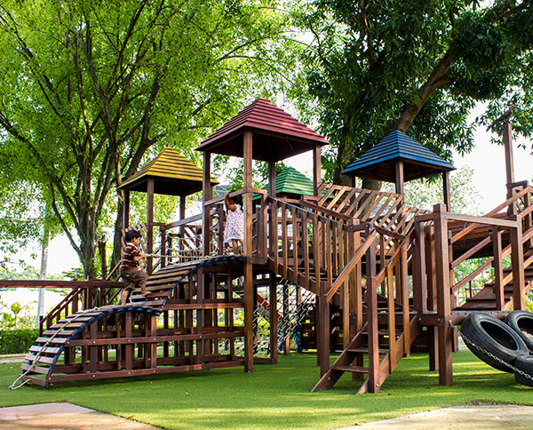 Prüfung von Spielgeräten auf einem Spielplatz