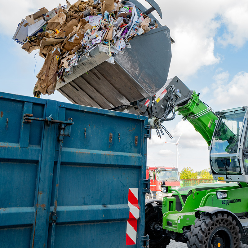 BDG Recyclinghof Bernau, Papierpresse mit Bagger