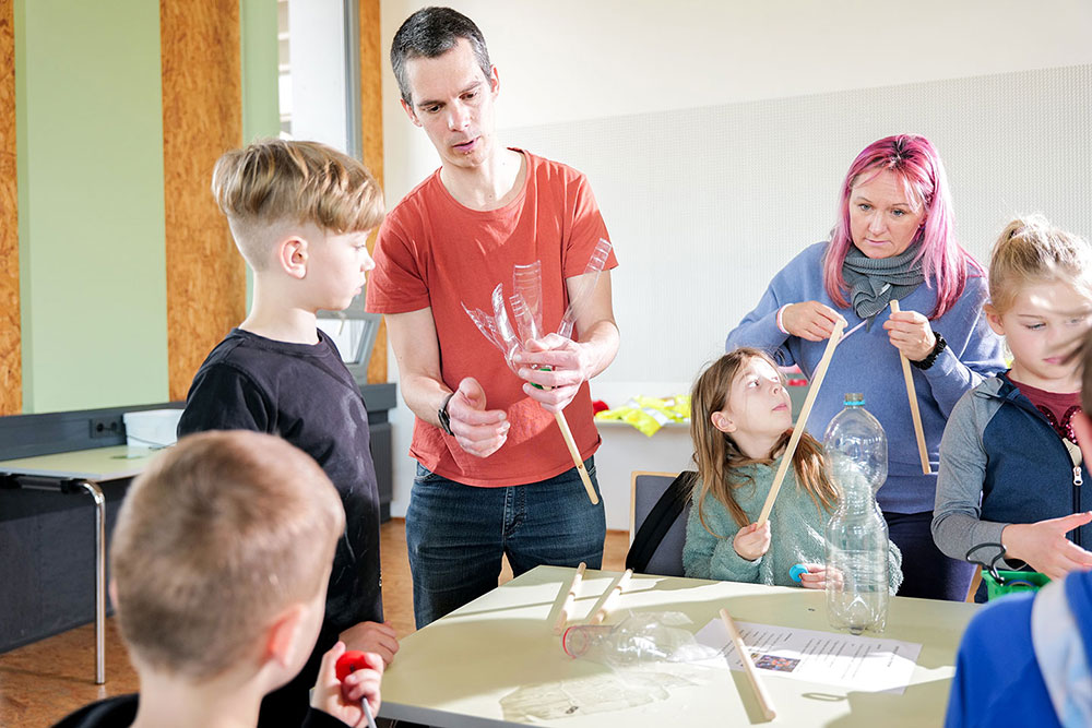 Grundschulkinder beim Umweltbildungsprogramm der Kreiswerke Barnim