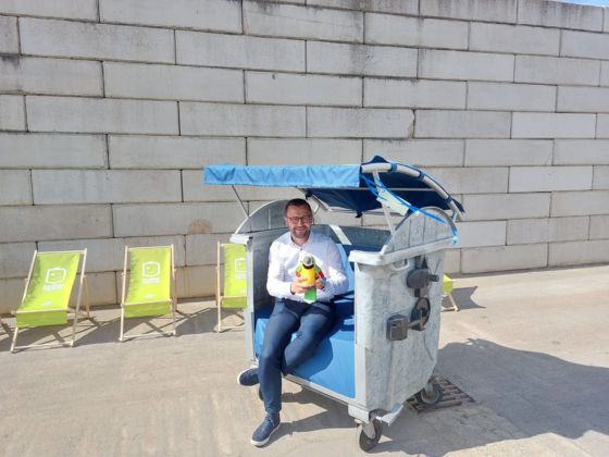 Christian Mehnert auf einer Sitzbank, die aus einem alten Abfallcontainer entstanden ist. (Foto: Kreiswerke Barnim)