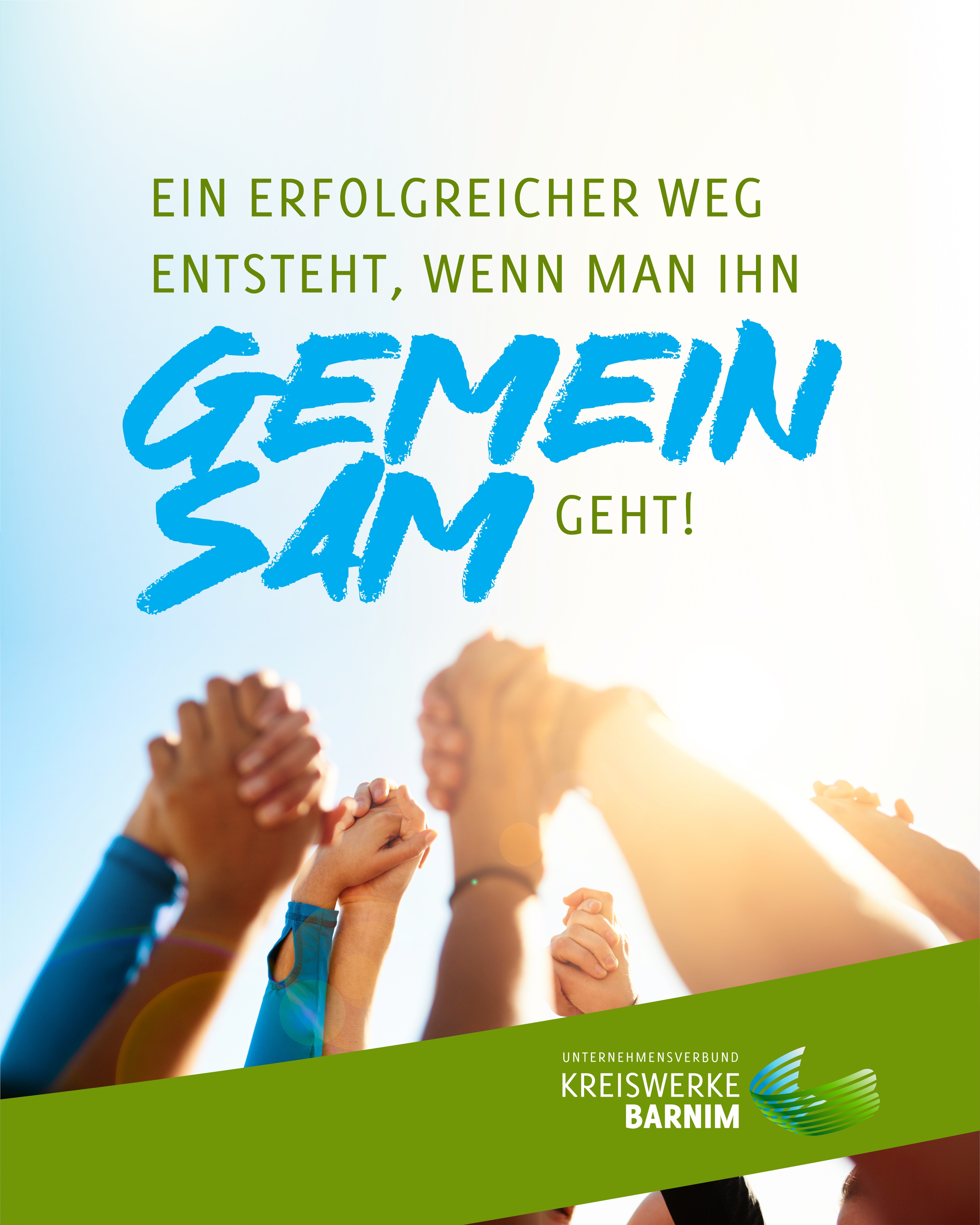 Mehrere Menschen strecken lachend die Hände in die Luft, im Hintergrund scheint die Sonne.
